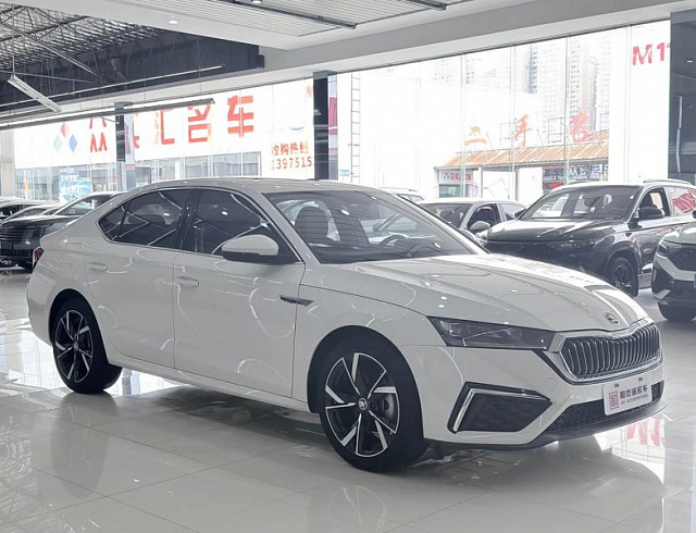 Skoda Octavia 1.4 л 2022 г. Белый, пробег 23000 км