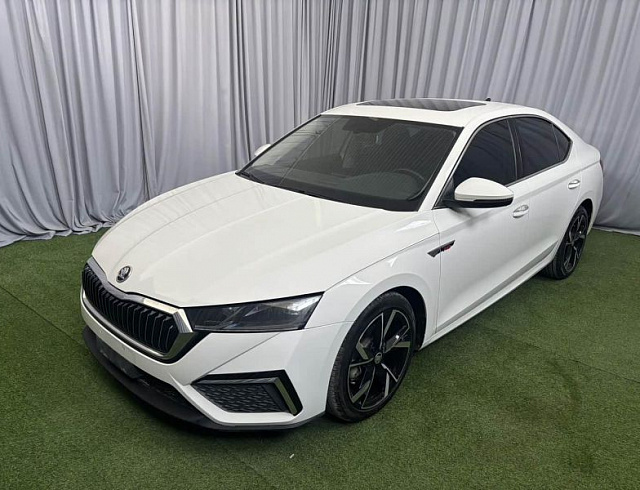 Skoda Octavia 1.4 л 2022 г. Белый, пробег 45000 км