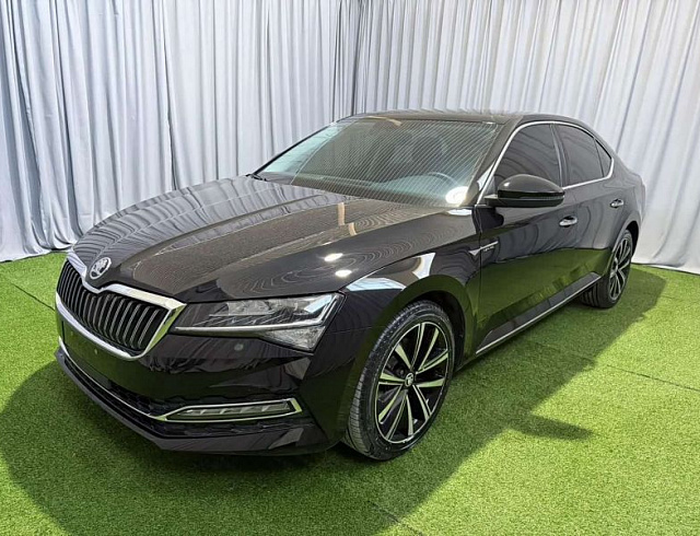 Skoda Superb 1.4 л 2023 г. Чёрный, пробег 19000 км