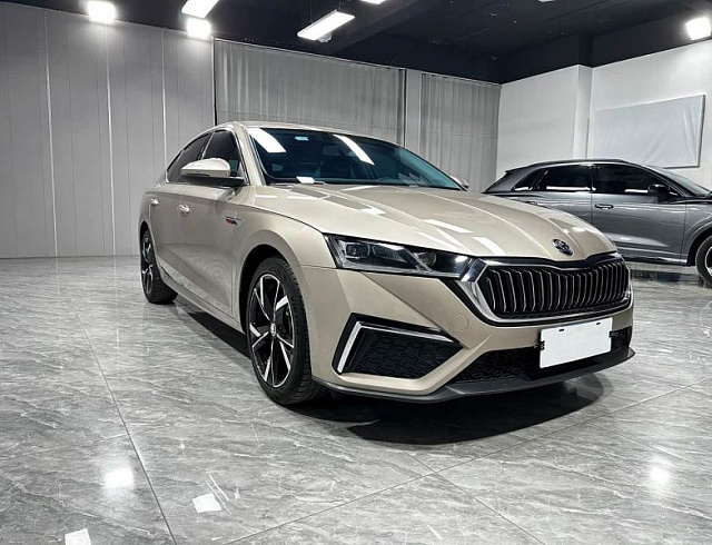 Skoda Octavia 1.4 л 2023 г. желто-оранжевый, пробег 49000 км