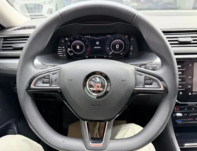 Skoda Superb 1.4 л 2023 г. Белый, пробег 45000 км