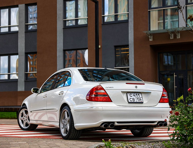 Mercedes-Benz E-Класс белый 2005