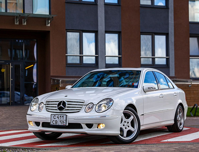 Mercedes-Benz E-Класс белый 2005