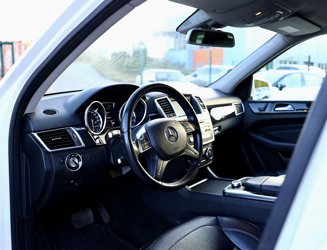 Mercedes-Benz M-Класс белый 2012