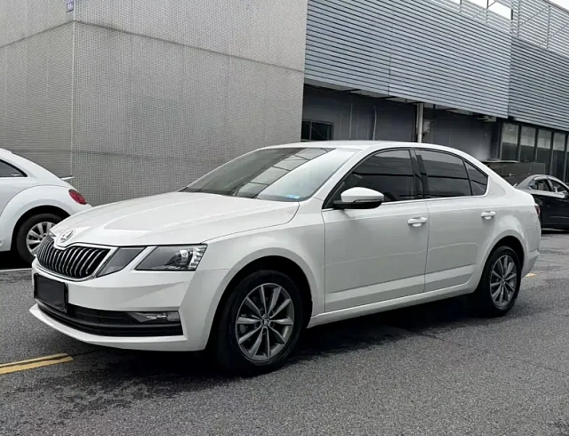 Skoda Octavia 1.5 л 2022 г. Белый, пробег 16000 км