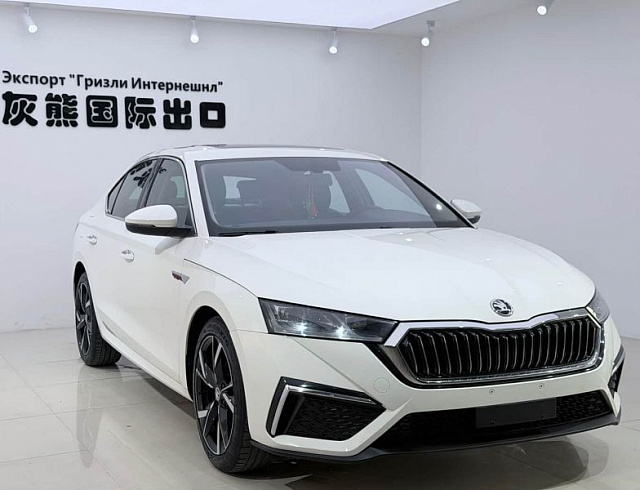 Skoda Octavia 1.4 л 2023 г. Белый, пробег 27000 км