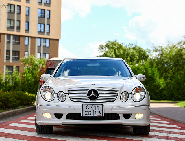 Mercedes-Benz E-Класс белый 2005