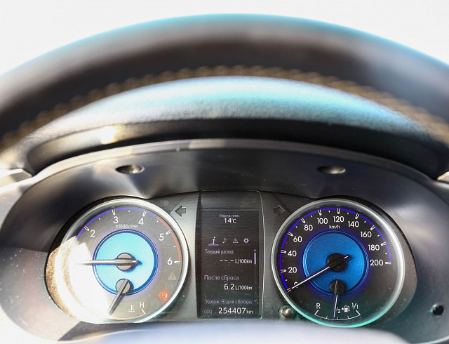 Toyota Hilux серебро 2015