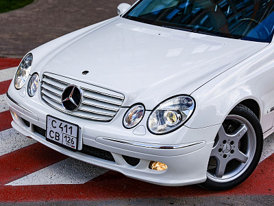 Mercedes-Benz E-Класс белый 2005