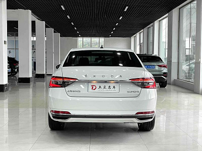 Skoda Superb 1.4 л 2023 г. Белый, пробег 20099 км
