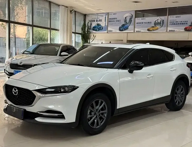 Mazda CX-4 2.0 л 2023 г. Белый, пробег 27000 км