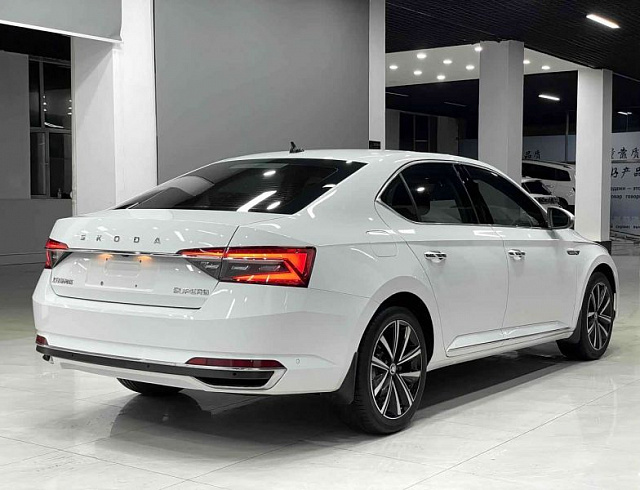 Skoda Superb 1.4 л 2022 г. Белый, пробег 27100 км