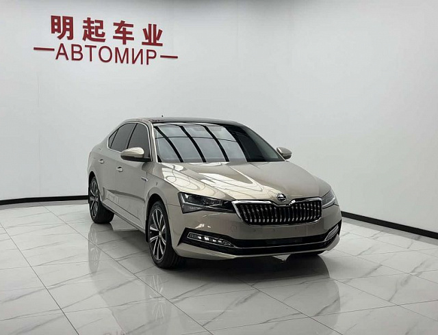 Skoda Superb 1.4 л 2023 г. желто-оранжевый, пробег 35000 км