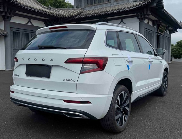 Skoda Karoq 1.4 л 2023 г. Белый, пробег 10000 км