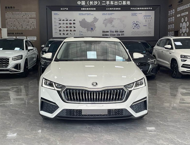 Skoda Octavia 1.4 л 2022 г. Белый, пробег 38000 км