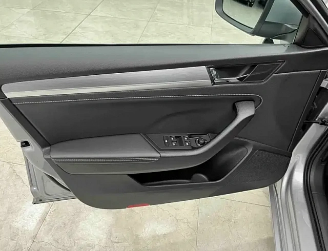Skoda Superb 1.4 л 2024 г. Серебристо-серый, пробег 12700 км