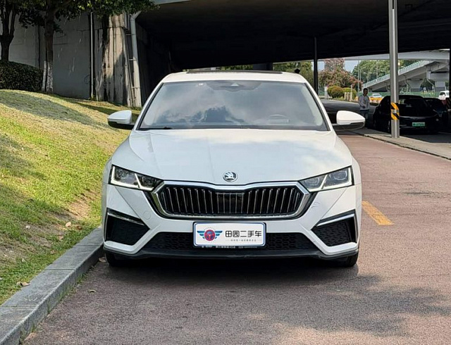 Skoda Octavia 1.4 л 2021 г. Белый, пробег 42000 км