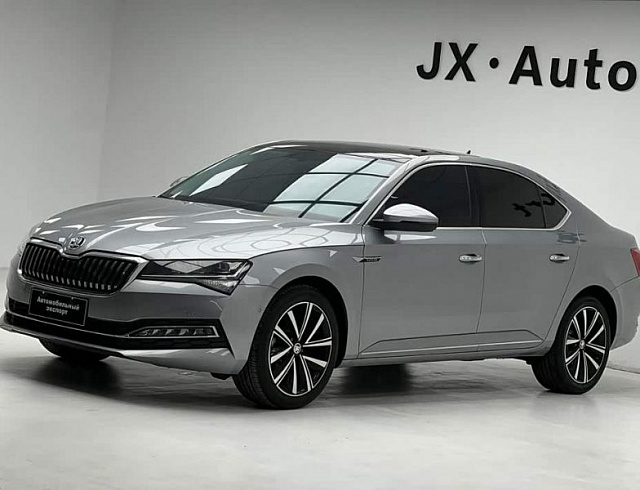 Skoda Superb 1.4 л 2023 г. Серебристо-серый, пробег 100 км