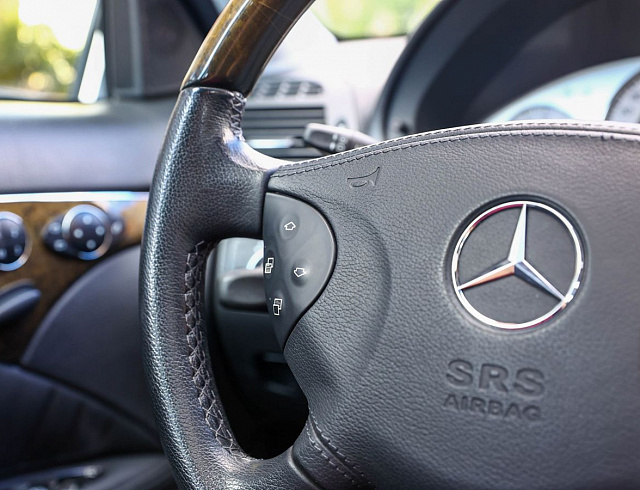 Mercedes-Benz E-Класс белый 2005