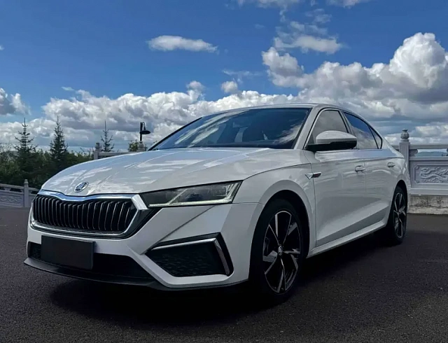 Skoda Octavia 1.4 л 2022 г. Белый, пробег 31000 км