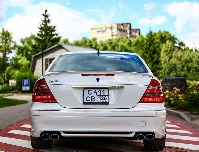 Mercedes-Benz E-Класс белый 2005