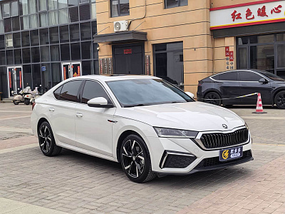 Skoda Octavia 1.4 л 2022 г. Белый, пробег 35000 км