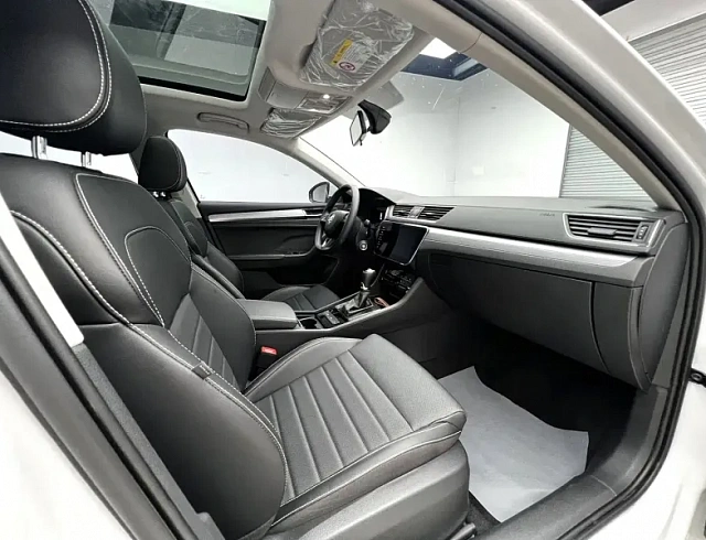 Skoda Superb 1.4 л 2024 г. Белый, пробег 14000 км
