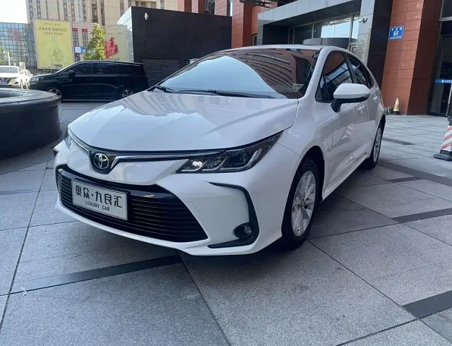 Toyota Corolla 1.2 л 2022 г. Белый, пробег 22000 км