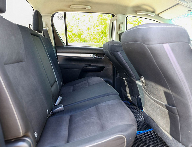 Toyota Hilux серебро 2015