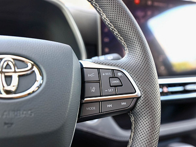 Toyota Highlander белый 2026