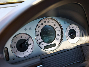 Mercedes-Benz E-Класс белый 2005