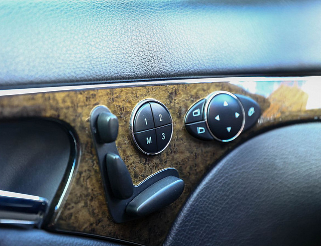 Mercedes-Benz E-Класс белый 2005