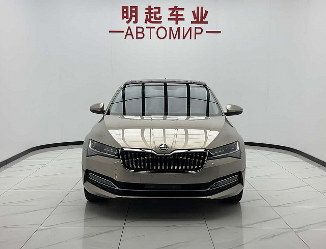 Skoda Superb 1.4 л 2023 г. желто-оранжевый, пробег 35000 км