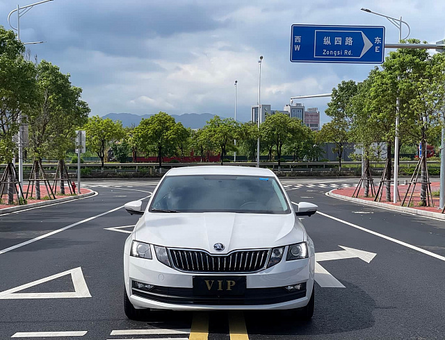 Skoda Octavia 1.5 л 2022 г. Белый, пробег 49000 км