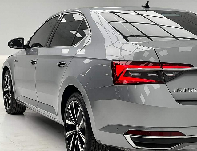 Skoda Superb 1.4 л 2023 г. Серебристо-серый, пробег 100 км