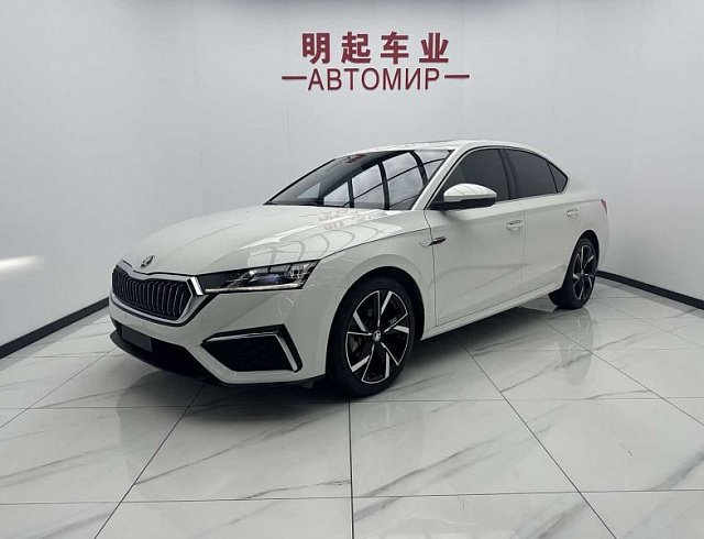 Skoda Octavia 1.4 л 2023 г. Белый, пробег 21000 км