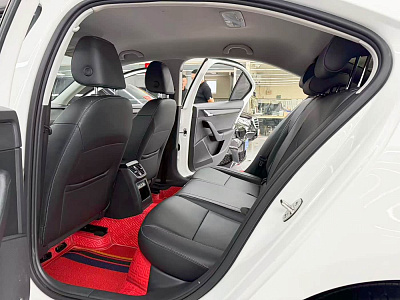 Skoda Octavia 1.5 л 2022 г. Белый, пробег 40000 км