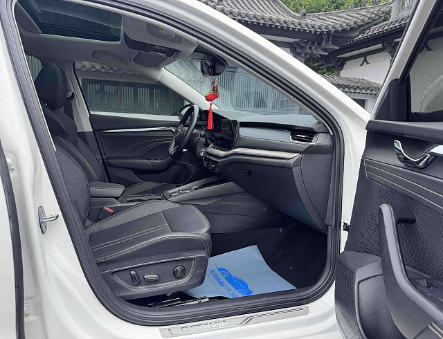 Skoda Octavia 1.4 л 2022 г. Белый, пробег 42000 км