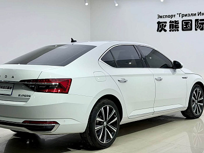 Skoda Superb 1.4 л 2023 г. Белый, пробег 45000 км