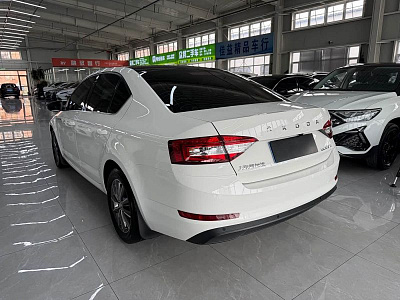 Skoda Octavia 1.5 л 2022 г. Белый, пробег 42699 км