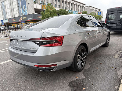 Skoda Superb 1.4 л 2023 г. Серебристо-серый, пробег 33000 км