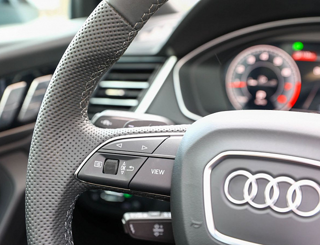 Audi Q5 черный 2025