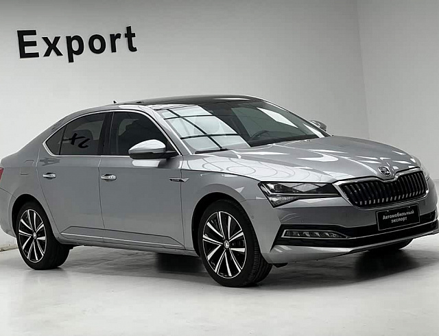 Skoda Superb 1.4 л 2023 г. Серебристо-серый, пробег 10000 км