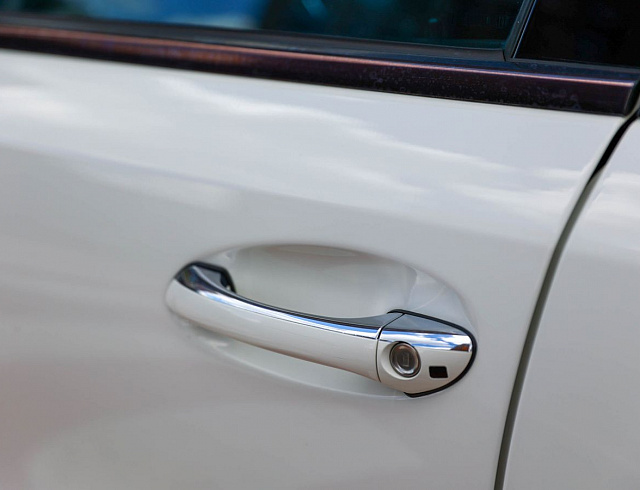 Mercedes-Benz E-Класс белый 2005