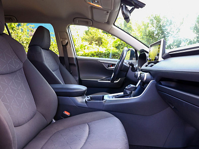 Toyota RAV4 белый 2021