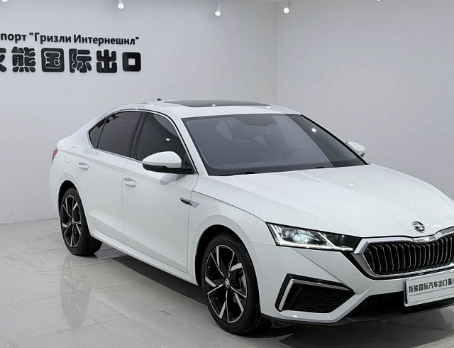 Skoda Octavia 1.4 л 2024 г. Белый, пробег 25000 км
