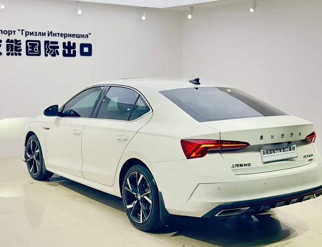 Skoda Octavia 1.4 л 2022 г. Белый, пробег 19000 км