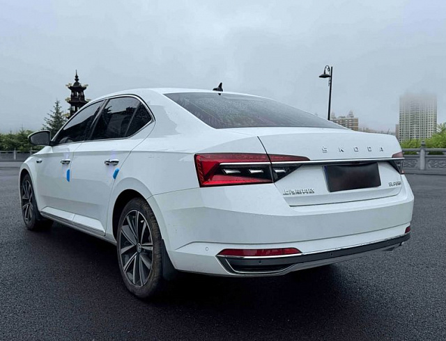 Skoda Superb 1.4 л 2023 г. Белый, пробег 41000 км