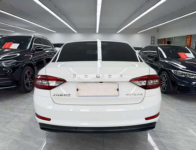 Skoda Octavia 1.5 л 2022 г. Белый, пробег 40000 км