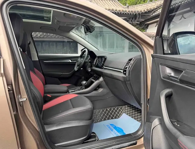 Skoda Karoq 1.4 л 2022 г. шампань/коричневый, пробег 48000 км
